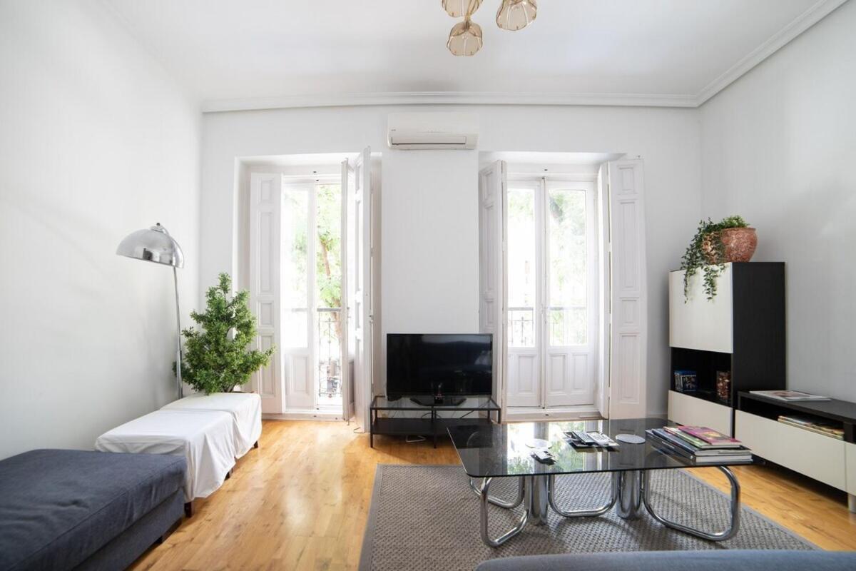 Bright Apartment In Historical City Center Madrid Eksteriør billede