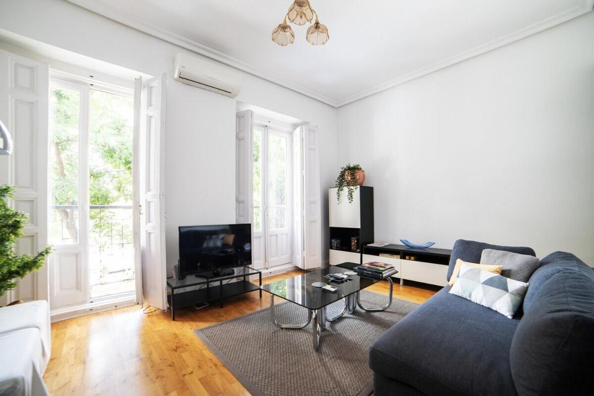 Bright Apartment In Historical City Center Madrid Eksteriør billede