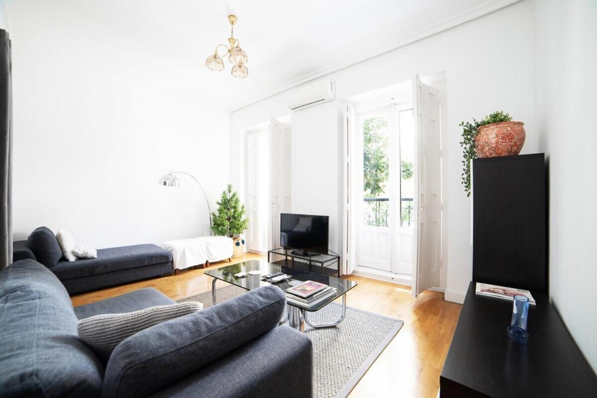 Bright Apartment In Historical City Center Madrid Eksteriør billede